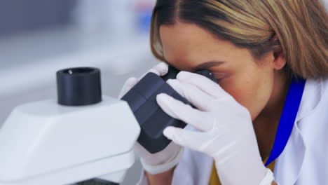 mujer, científica con microscopio