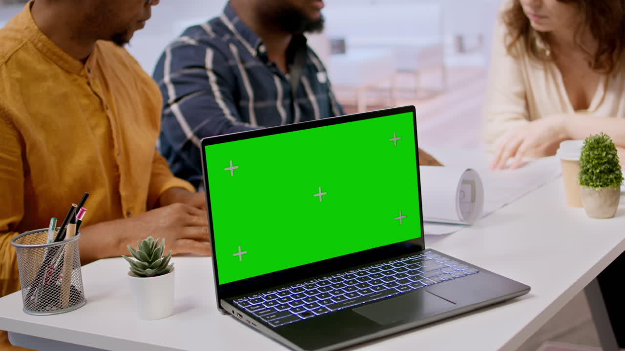 equipo de agentes inmobiliarios presentando el diseño del espacio de la oficina junto a la maqueta del espacio de copia