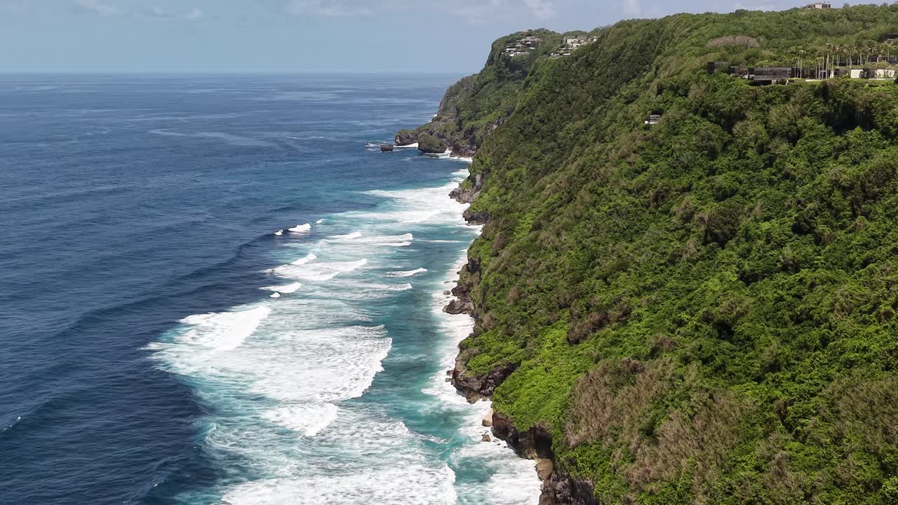 Vista Aerea di Onde Oceaniche Tropicali che si Infrangono su Scogliere Verdi