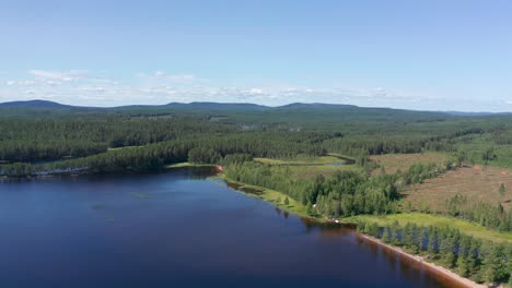 Drohnenaufnahme-Eines-Schwedischen-Binnensees-Mit-Abgeholzter-Landschaft