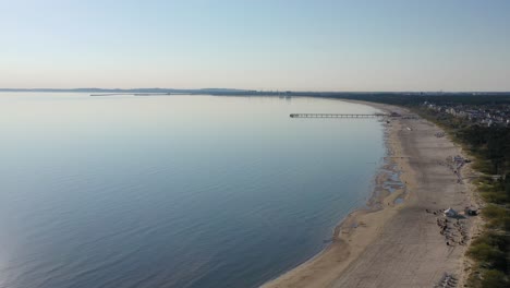 Un-Dron-Vuela-A-Lo-Largo-De-La-Playa-De-Ahlbeck