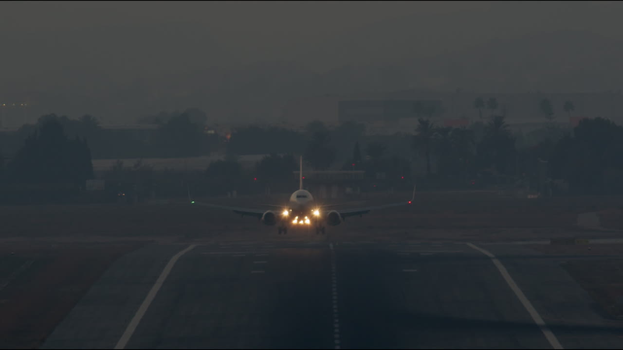 aterrizaje del avión al anochecer