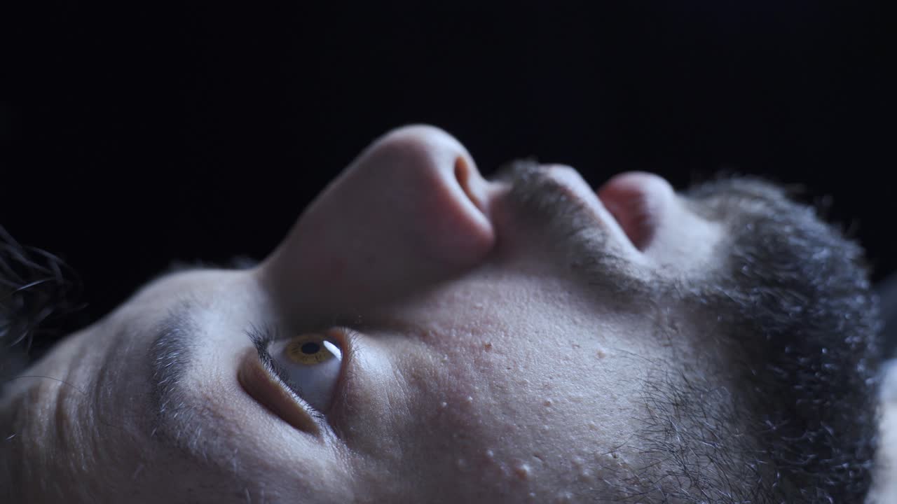 깨어나면, 가까운 눈이 깨어납니다.