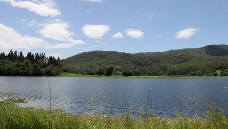 time-lapse de un lago pacífico y las montañas circundantes