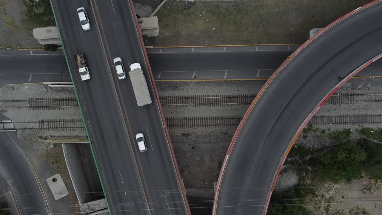 교량 위 거리의 낮은 교통량