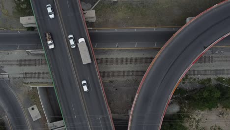 poco tráfico en las calles sobre los puentes