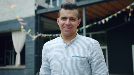 hombre sonriente al aire libre