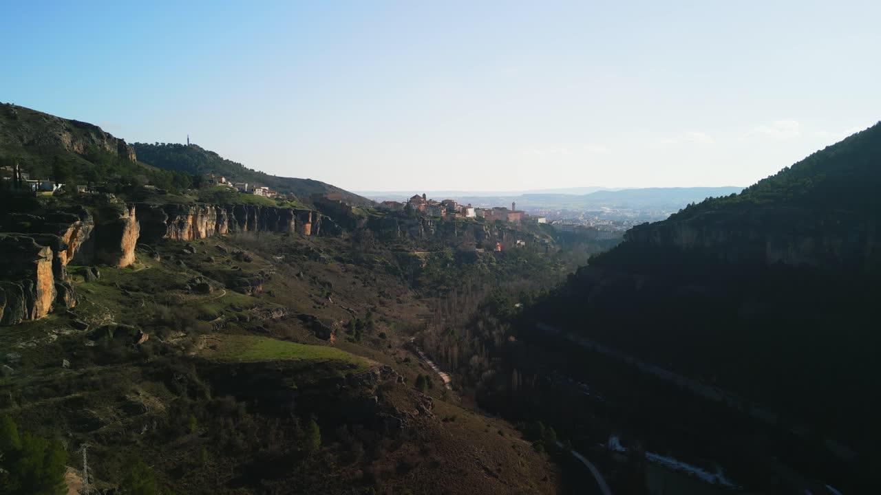 Vista aerea di un borgo storico su una scogliera in una valle di montagna