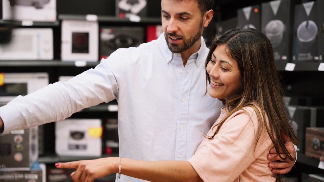 Casal Apontando e Sorrindo Comprando em uma Loja