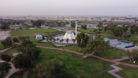 Horizonte-De-La-Ciudad-De-La-Ciudad-De-Dammam-Y-Hermoso-Parque-De-Vida,-Vista-Aérea