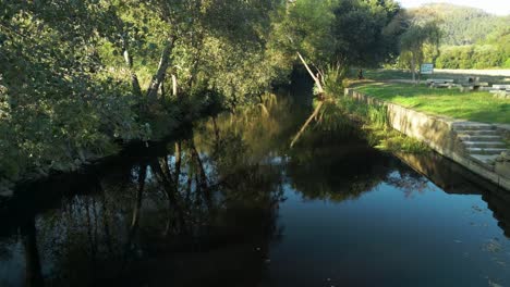 Reflexiones-Sobre-Los-Cursos-De-Agua-Del-Estuario-Del-Río-Anllóns-En-Ponteceso,-A-Coruña,-Galicia,-España