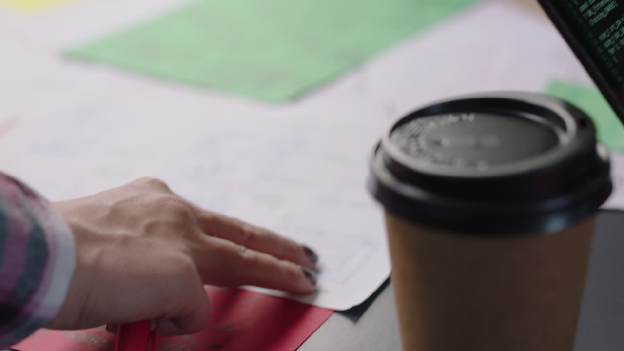 manos cercanas ingenieros desarrollando aplicaciones de software usando computadoras portátiles digitales escribiendo código en la pantalla programadores codificando sistemas de seguridad de internet diseñando proyectos de inteligencia artificial en la oficina