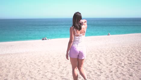 해변, 해안선, 플라야 데 로스 무에르토스(playa de los muertos)라고 불리는 알메리아(almeria)의 때묻지 않은 해변에 있는 사람들의 경치 좋은 전망