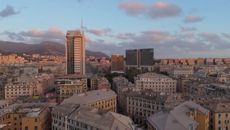 Luftdrohnenschwenk-über-Der-Skyline-Von-Ligurien,-Italien,-Der-Historischen-Stadt-Genua-Bei-Sonnenuntergang