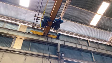 overhead crane that moves during the transfer of goods