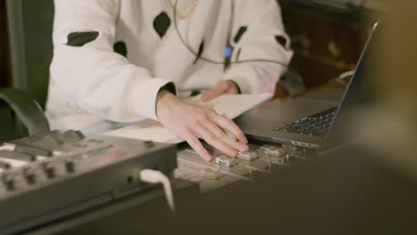 joven caucásico que trabaja en un estudio de grabación de música