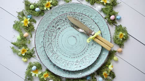 Ostertischdekoration-Mit-Blumen-Und-Eiern-Leere-Dekorative-Keramikplatten