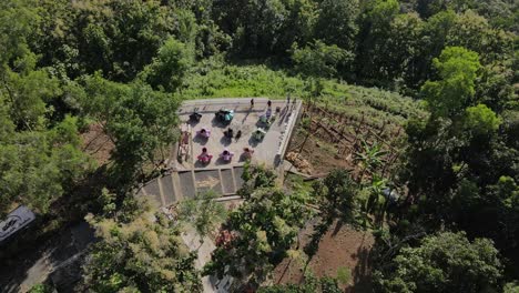 Puncak-Saka,-Un-Lugar-Para-Pasar-El-Rato-En-Las-Colinas-Del-área-Del-Pueblo-De-Nanggulan-Que-Tiene-Una-Amplia-Vista-De-Los-Campos-De-Arroz