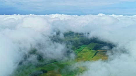 Vista-Aérea-De-Nubes-Blancas-Sobre-Los-Campos-Verdes-Durante-El-Día