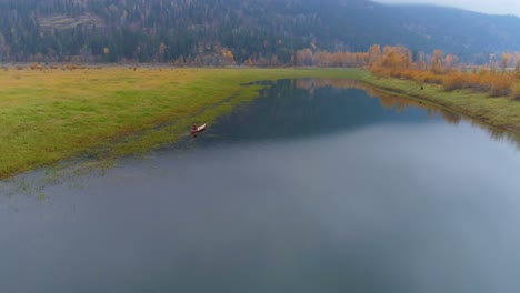 Hombre-Remando-Un-Bote-En-Un-Lago-4k