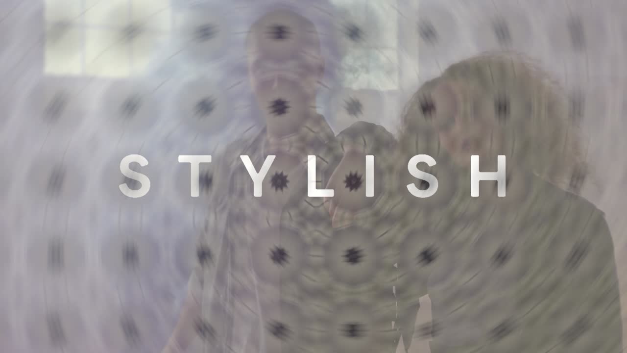 Styloví mladí lidé se skateboardem a kouřem v městském prostředí