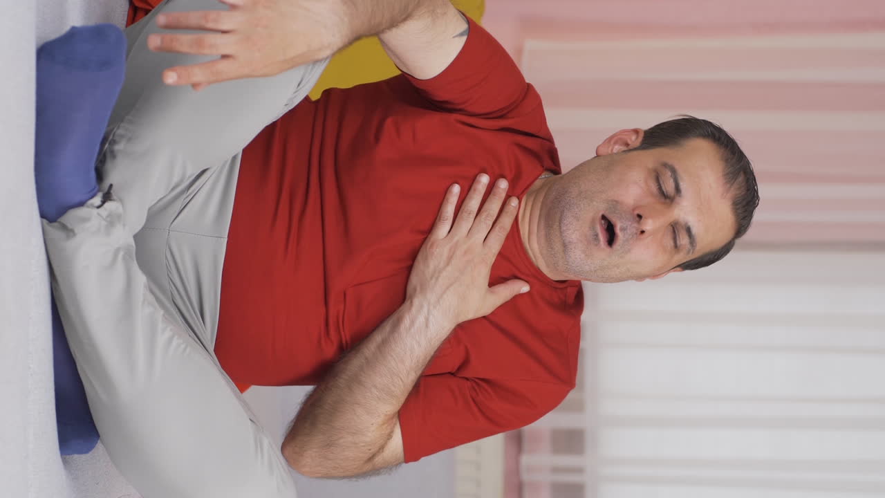 video vertical de un hombre con dificultad para respirar está respirando con dificultad.