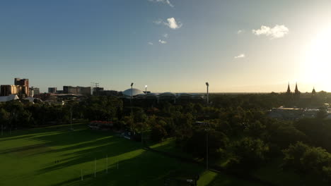 drone de 4k al atardecer en el óvalo de adelaida, australia