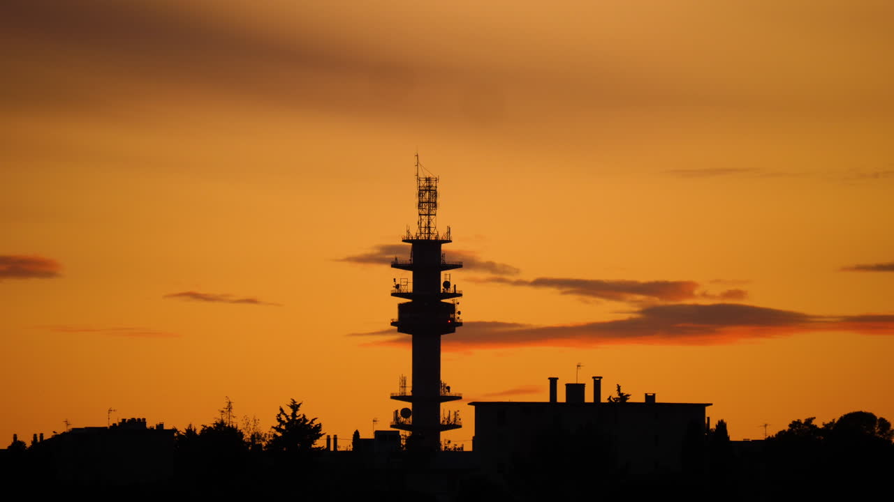 silueta de una torre de antena de transmisión con puesta de sol naranja montpellier francia