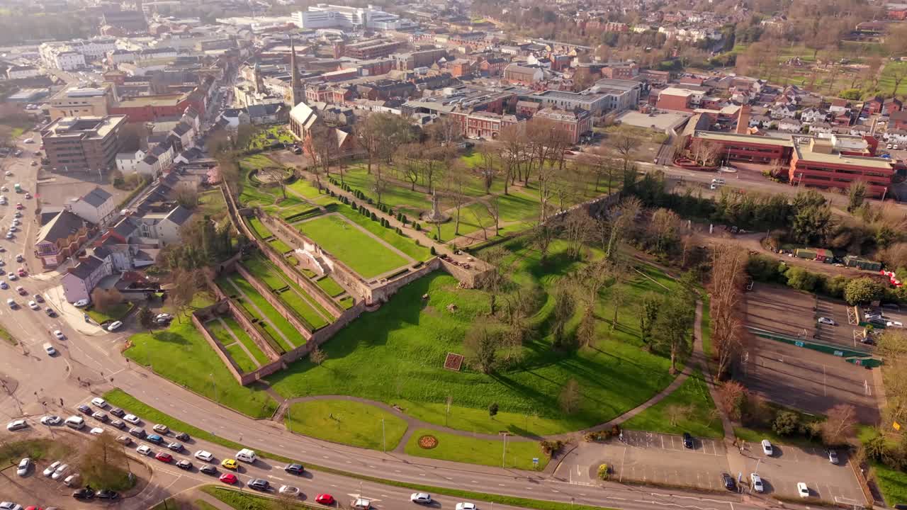 Video aereo 4K 60FPS di Castle Gardens a Lisburn, Contea di Antrim nell'Irlanda del Nord nel Regno Unito. Prodotto con rapporto 3840x2160 e con colore Rec709