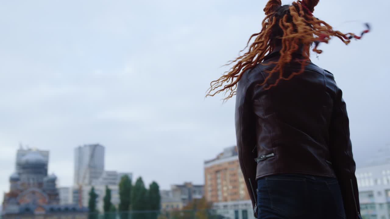 uma rapariga desportiva a andar de patins de rolo lá fora. uma mulher a andar de patins de rolo.