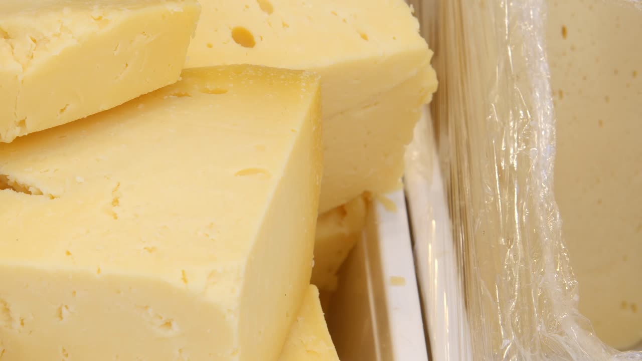 cerca de un bloque de queso amarillo