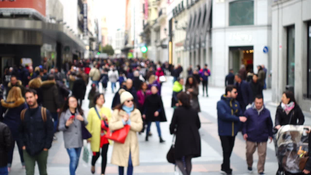 Persone per le strade di Madrid, Spagna. Slow motion. Fuori fuoco. Slow motion.