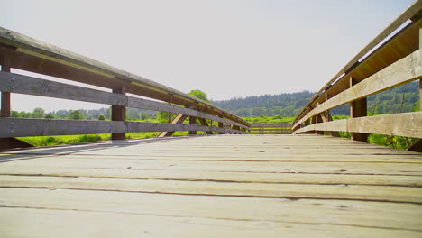 Puente-De-Madera-En-Una-Tierra-Verde-De-Marzo