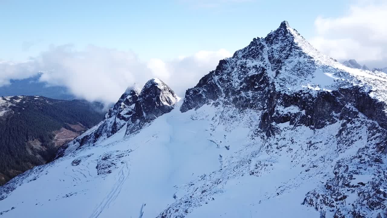 Picco Cypress con ghiacciaio alla base della montagna