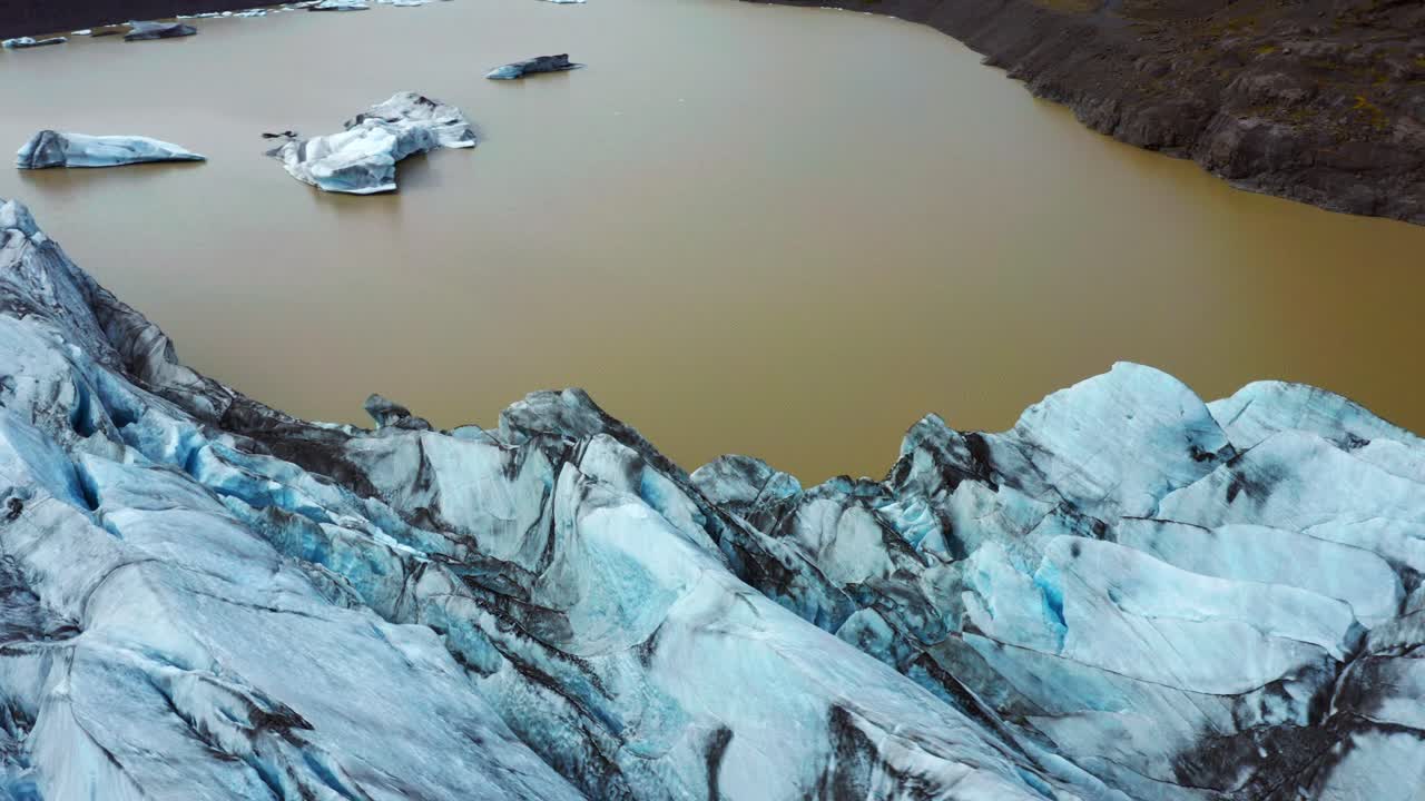 hielo áspero y cenizas de la textura del volcán en el glaciar svinafellsjokull cerca de vatnajokull, en el sur de islandia