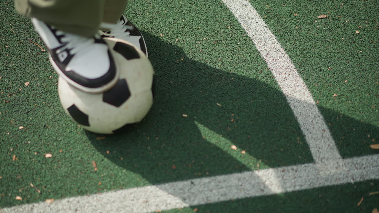 Pemain Dengan Bola, Individu dengan Terampil Mengelola Bola Dengan Sikap Stabil Selama Pertandingan, Peserta Olahraga Mempertahankan Kontrol Bola Sepak di Lapangan Teduh Dengan Kontak Sepatu yang Tepat
