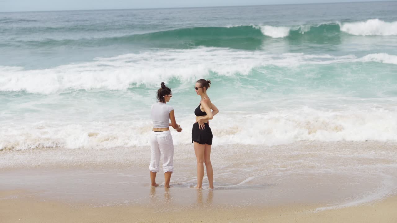 해변 에서 바다 파도 를 즐기는 사람 들