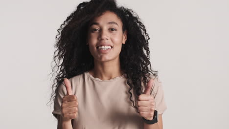 mujer afroamericana positiva sobre fondo blanco.