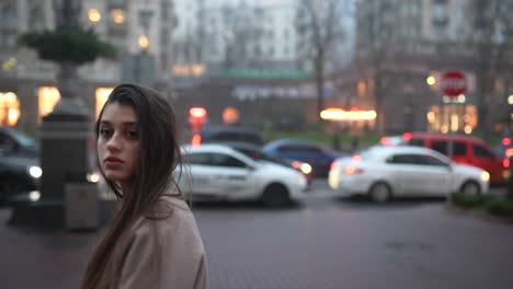 mujer caminando por la ciudad por la noche
