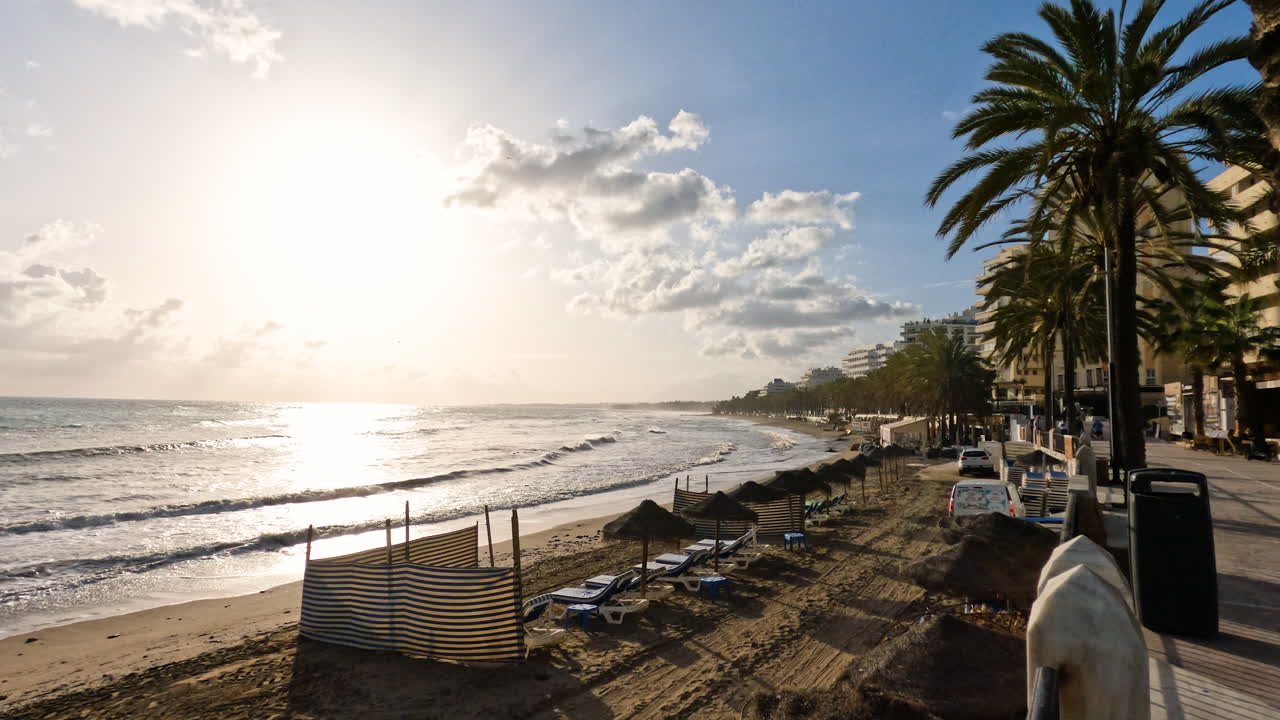 plano general de 4k de la hermosa zona lujosa y exclusiva de marbella, españa durante la puesta de sol