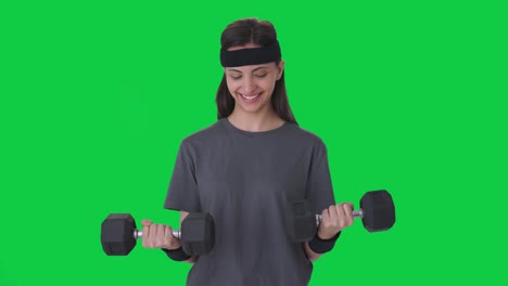mujer india feliz levantando pesas pesadas pantalla verde