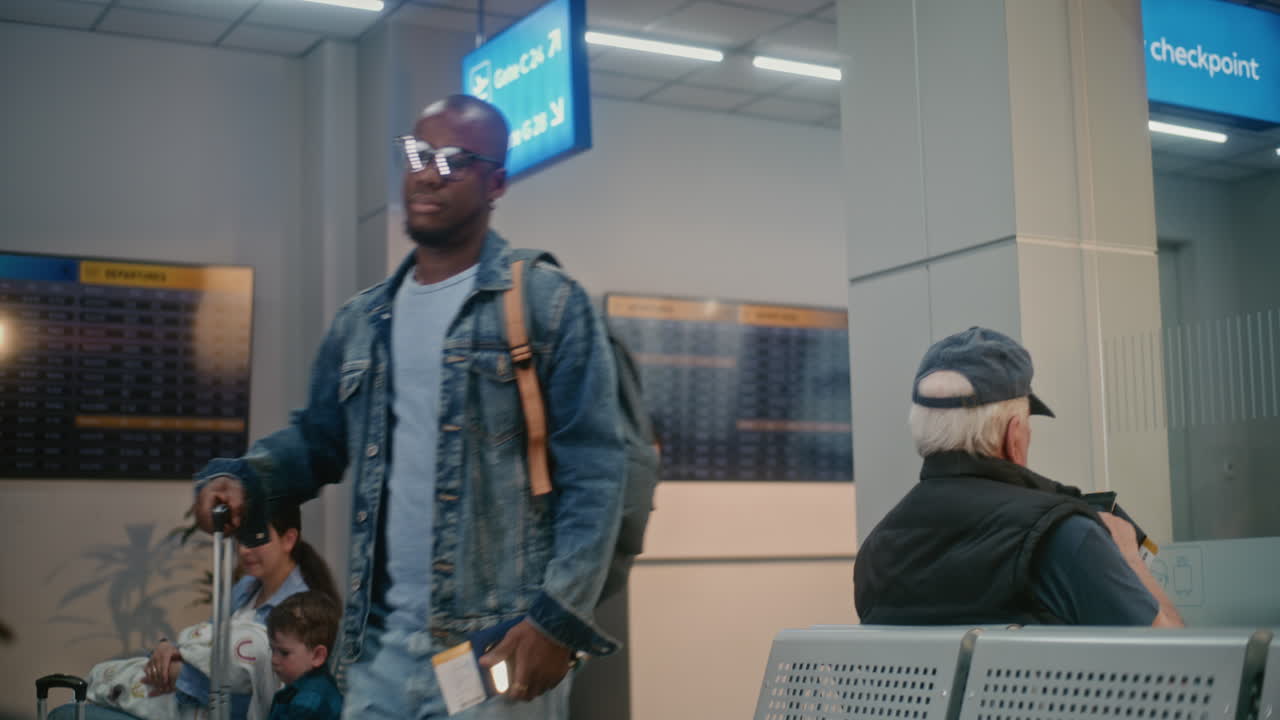hombre en el aeropuerto