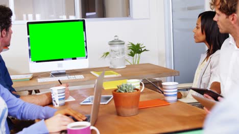 ejecutivos de negocios haciendo una videoconferencia