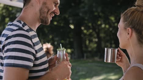 handheld video van ouders die praten terwijl kinderen spelen