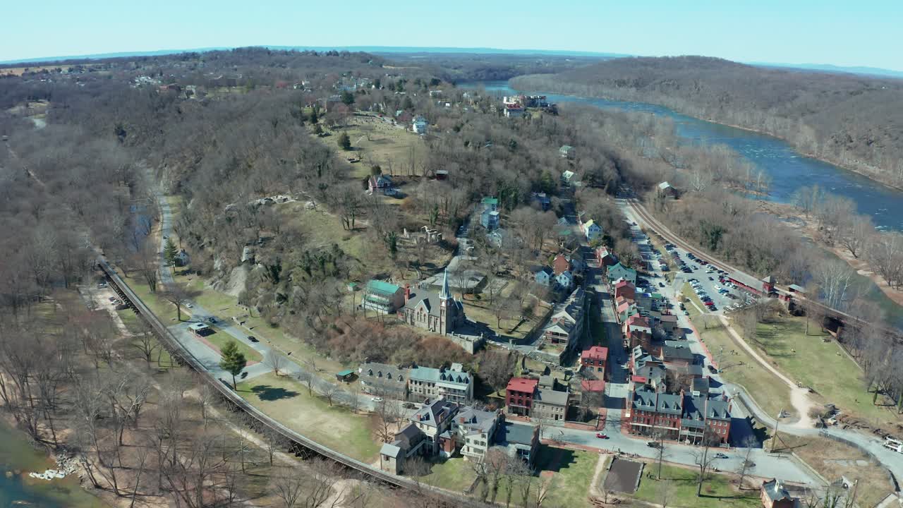 vista aérea de una pequeña ciudad enclavada en un valle montañoso, con casas esparcidas bajo un cielo despejado, harper's ferry, virginia occidental, estados unidos.