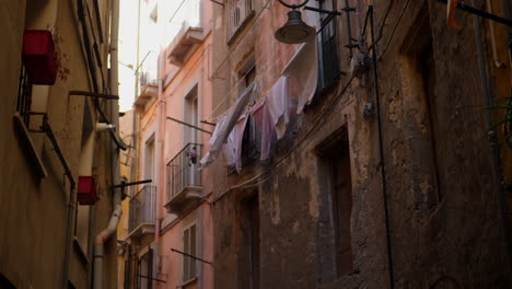 linge suspendu au balcon