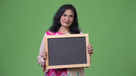 mujer india hermosa madura mostrando la pizarra