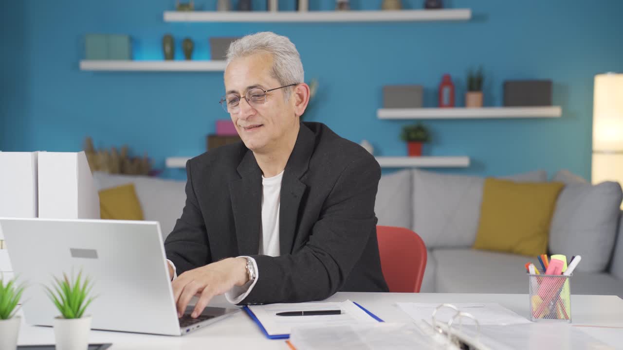 trabajador de oficina en casa hombre feliz y alegre.