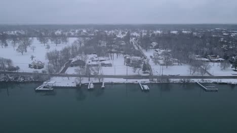 Fincas-De-La-Isla-De-Grosse-Ile-Cubiertas-De-Nieve-Blanca,-Vista-Aérea-De-Drones