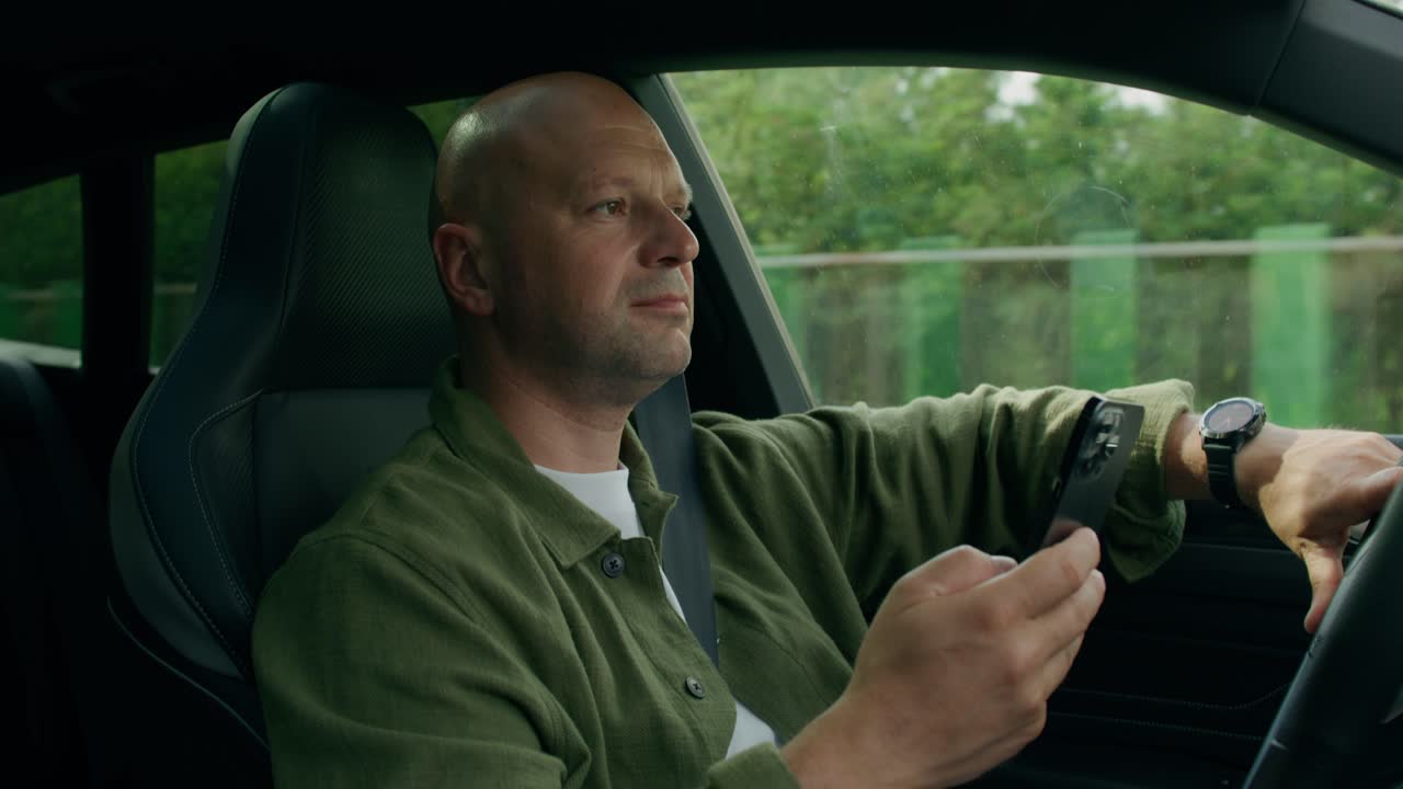 운전 중 스마트폰으로 문자 메시지를 보내는 남자